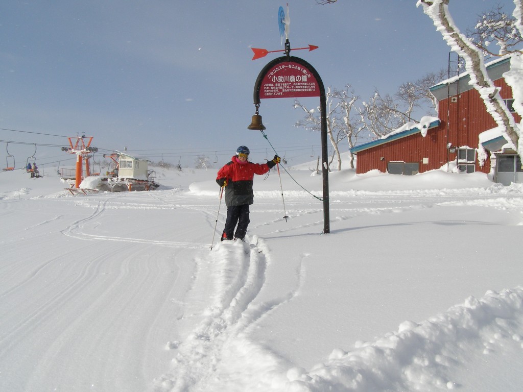 This image has an empty alt attribute; its file name is ringing-the-bell-niseko-13-feb-050.jpg